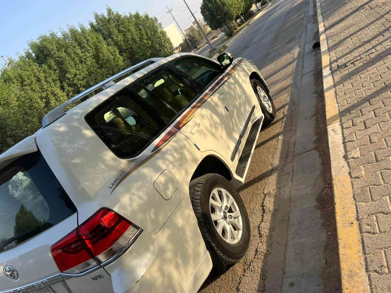 سلام عليكم 
لاند كروز موديل 2017
فول مواصفات فتحه شاشه جبيره 
ويل كروم ماشيه 160ك

بريم سياره بيه بس بنيد مبدل نفس لون فقط السياره كفاله عدا بنيد 
مكان سياره بابل 
سياره بسمي تحويل ثاني يوم 
وباقي مواصفات هيه معروفه ميحتاج اكتبه 
السعر 420بيه مجال 
*********** 
سبعه ركاب 
مكينه 6سلندر
