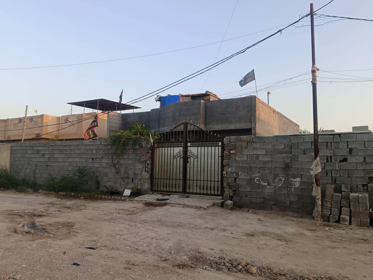 السلام عليكم
بيت للبيع طابو زراعي عقد ٢٥  مساحه ٤١٤ معا قطعه بناء حديث الموقع منطقت بغداد خلف الكفيل 

شارع خدمات كامله مجاري حديثه السعر 135الاستفسار

***********
***********

