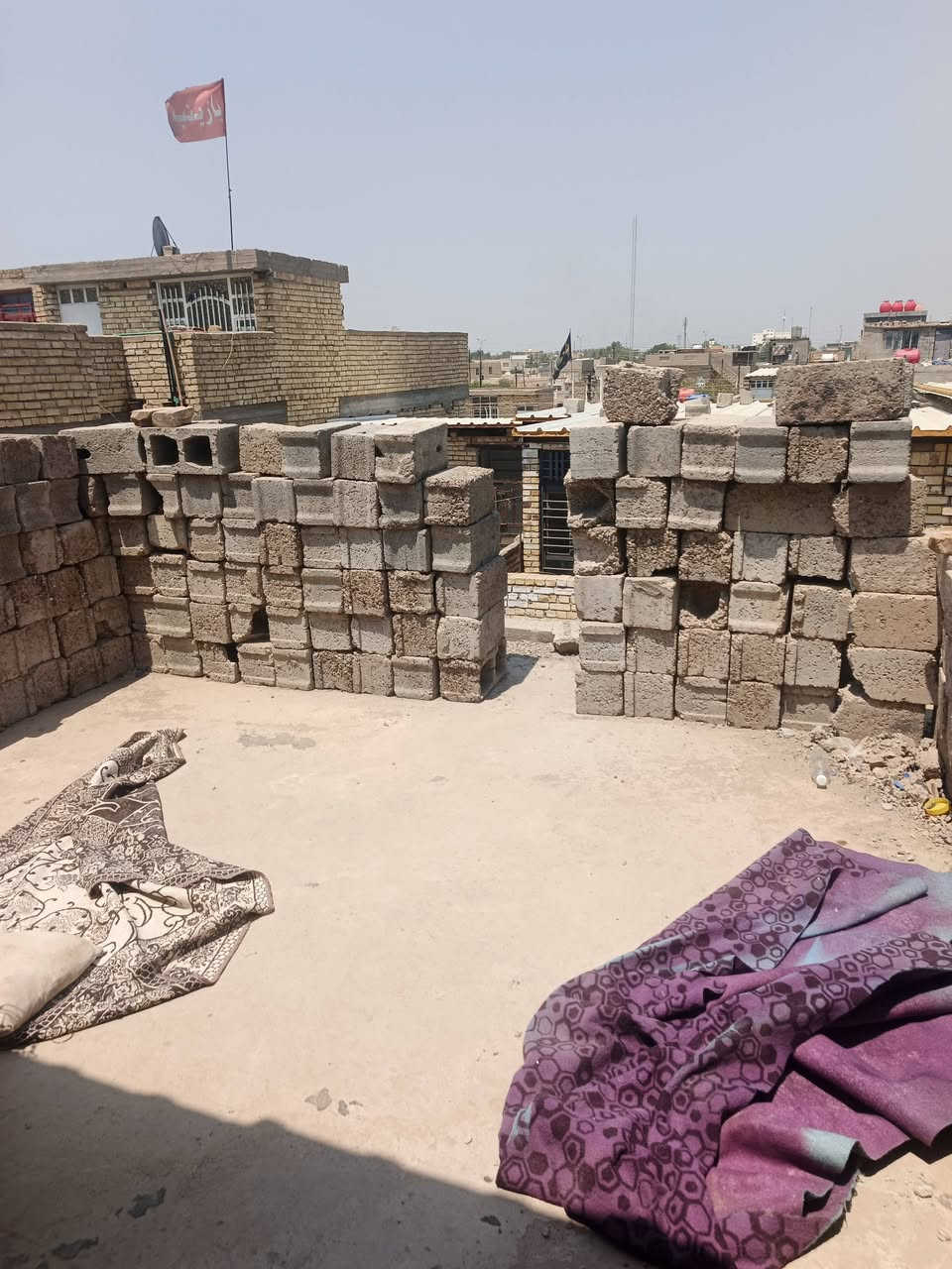 السلام عليكم  دار للبيع بغداد  الحسينيه  الراجديه  قرب مستوصف خدمات مسقط يحتوي علا طرمه وصحيات واستقبال ومطبخ حولي  وحمام وغرفه نوم
الطابق الثاني يحتوي علا 3 غرف نوم اكبار وحمام و حولي كبير والبيتونه كبيره تصلح 
و سطح امامي كبير بي بلوك ما مبني وعدك غرفه فوك بل اخير ما ممبنيه بيه بلوك بس بنيان عوزه للاستفسار ***********
السلام عليكم  دار للبيع بغداد  الحسينيه  الراجديه  قرب مستوصف خدمات مسقط يحتوي علا طرمه وصحيات واستقبال ومطبخ حولي  وحمام وغرفه نوم
