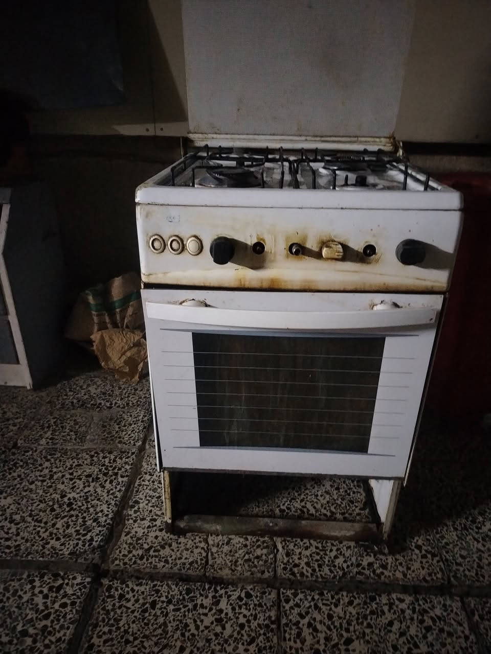 طباخ ٤ عيون شغال مع فرن ٥٠ الاتصال على الرقم ***********
