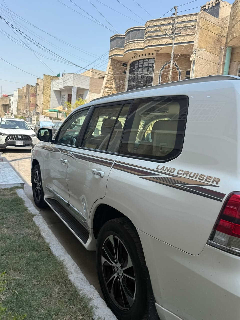 السلام عليكم من رخصة إدارة الكروب عندي لاندكروزر موديل 2018 بريم السعر 400 ورقه مكان السياره بغداد البلديات تلفون *********** السونر جديد مع المنشور
