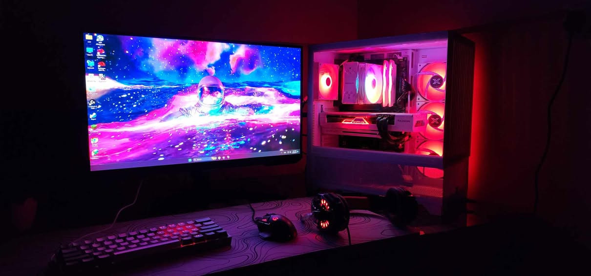 السلام عليكم 
pc نضيف مستخدم قليل بسبب الدراسة كامل التجميعة لون ابيض وبراندات قوية 

RX 7700XT sappire pure white 12gb

INTEL CORE I5 12400F with cooler deapcool GAMMAXX 400 xt wh white

RAM T-Force delta R 16gb 3600 white قابل للتطوير 

M.B ASUS TUF GAMING B660-wifi and bloutoth اربع سلوتات رامات وثلاث سلوتات m.2

SSD M.2 SAMSUNG 990 PRO with heatsink اسرع تخزين بلجيل الرابع كلش سريع وقوي قرائتة توصل لل7450 MB

PSU xigmatek hydra m 80+ 750w كيبلاته ينشلعن ويتركبن براحتك

CASE ENDROPHIN WD ARCTIC with 4 fans الكيس واجهته خشبية وتبريده يخبل تكدر تخلي 10 مراوح اذا يعجبك والكيبل مانجمينت جيد

الشاشه samsung odyssey g4 240hz 1ms 27" IPS ستاند كلش حلو 

mouse logitech g pro x superlight red edition 60gram 1000hz من اقوئ الماوسات

keybord redragon fizz k617 60% white edition 

headset hyperx cloud 3 wire black edition 

ماوس باد حجمهة كبير 90*40

UPS 1500va

التجميعة قوية والاكسسوارات من احسن ما يمكن, تاخذهة وتتونس بيهة, كل الكراتين موجوده. 
السعر المطلوب 1850
مليون و850 الف دينار عراقي نهايتهة 
مكاني بغداد ما عندي توصيل
رقمي للتواصل 
***********
الصورة والفيديو شوي قديمات
