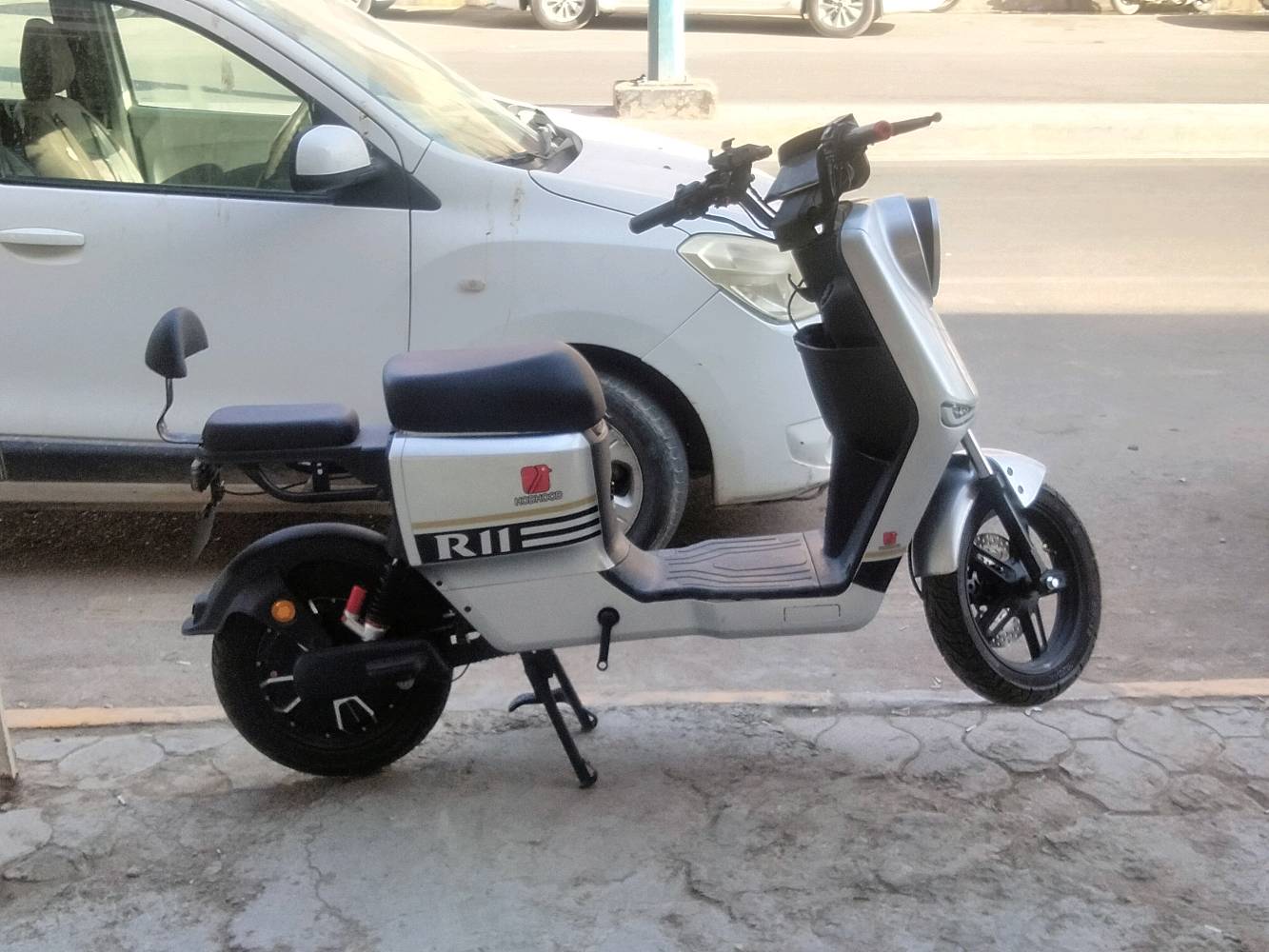 دراجه R11 جديده للبيع سعر 650 الف وبيه مجال مكان نجف