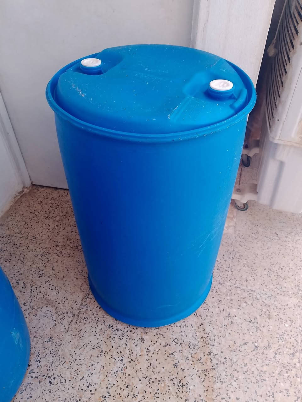 برميل بلاستك • ٢٣٠ لتر • نظيف مغسول