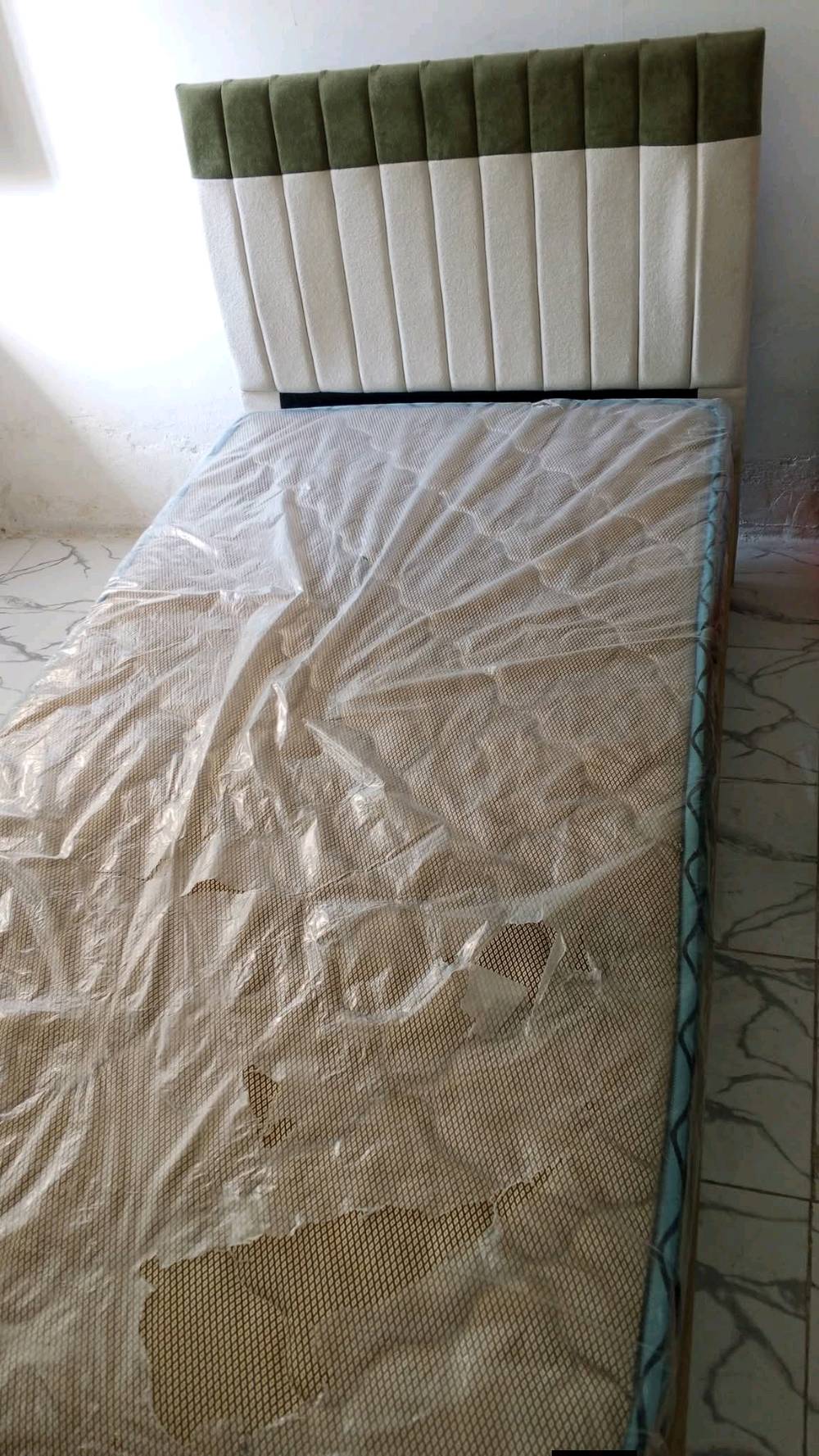 چربايه طول مترتين بعرض متره.. بس الضهر مالتها مدكوك بالبسامير لان مامثبت... وميز مكتبي طول 110عرض 55 مابي شي نضيف الوانهن ابيض⚪ وزيتوني 🟢 
‏... سعرهن ب200الف وبيهن  مجال قليل .. عنوان بغداد الخطيب .. 💢لايوجد توصيل