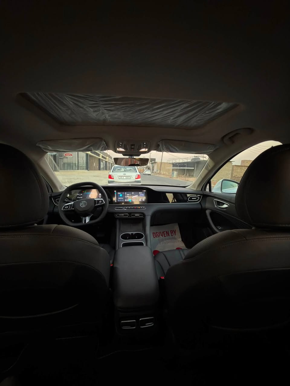 السلام عليكم
MG 8 PHEV

بلگين هايبرد + بانزين 

موديل 2026 

زيرو ماشية 800 كيلو ( 300 محرك + 500 كهرباء ) 

ضمان الوكالة 6 سنوات

 

المواصفات المعروفة :

كاميرة خلفية وحساسات 

مقعد السائق كهربائي 

تحكمات بالستيرن 

تثبيت سرعة 

مساعد نزول المنحدرات 

مانع اصطدام 

تحكم بالبريك 

فتحة سقف 

مرقم دهوك 

كامل الملحقات مع الشاحن 

مسجلة بأسمي تحويل ثاني يوم 

تواصل واتساب ***********
