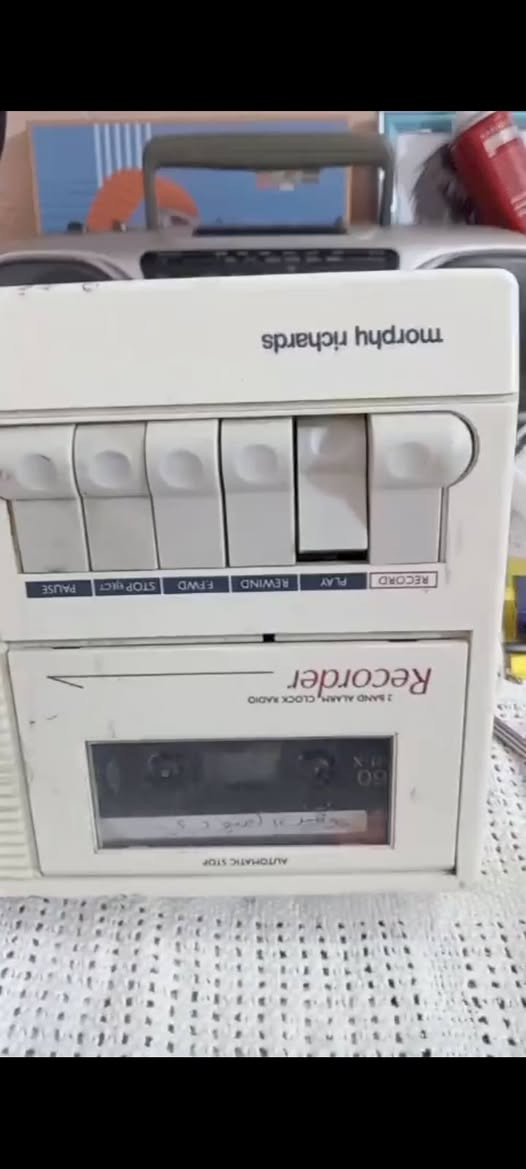 مسجل راديو ساعه رقميه ميكانيك نظيف بس دكم يشكلن يحتاج صيانه خيط راديو فالت الباب واكع سعره ٢٥ الف مكاني ميسان المجر ***********

