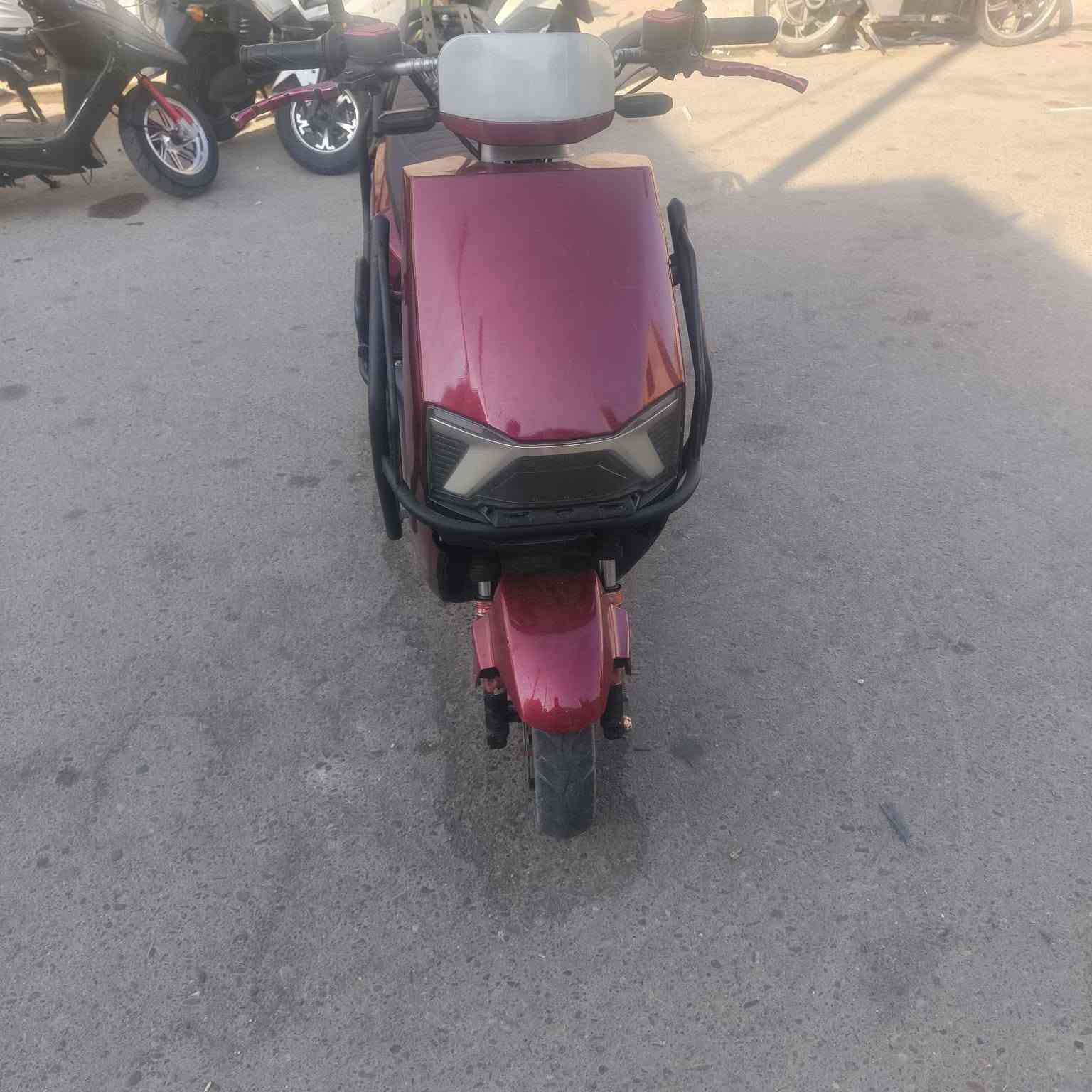 سلام عليكم دراجه شحن للبيع ست بطاريات عل فحص كهربائياته كلهه شغاله موديل 25 نضيف سعر 450 الف مكاني رمادي رقم تليفون ***********
