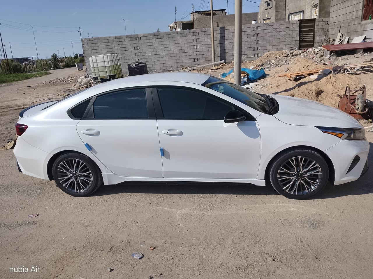 كيه فورتي 2023
سيارة بيها باب و مدكر وباقي كفاله 160بيها مجال 
***********
