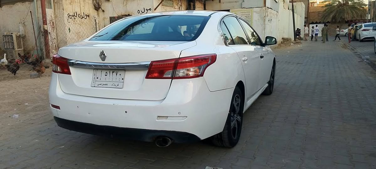 رينو سافاران مديل 16 
 تخم تاير نظيف مكينه كير تبريد حداديه كلها كفاله مكينه ٢٠٠٠ وارد خليجي بيه صبغ جاملغ امامي وباب خلفي جهة اليمين ودور جاملغ الخلفي وباب الخلفي الايسر السياره كلش حلوه  سعرها 73 وبي مجال بسيط حك الجيه  تفاصيل اكثر *********** مكان السيارة كربلاء كربلاء, العراق
