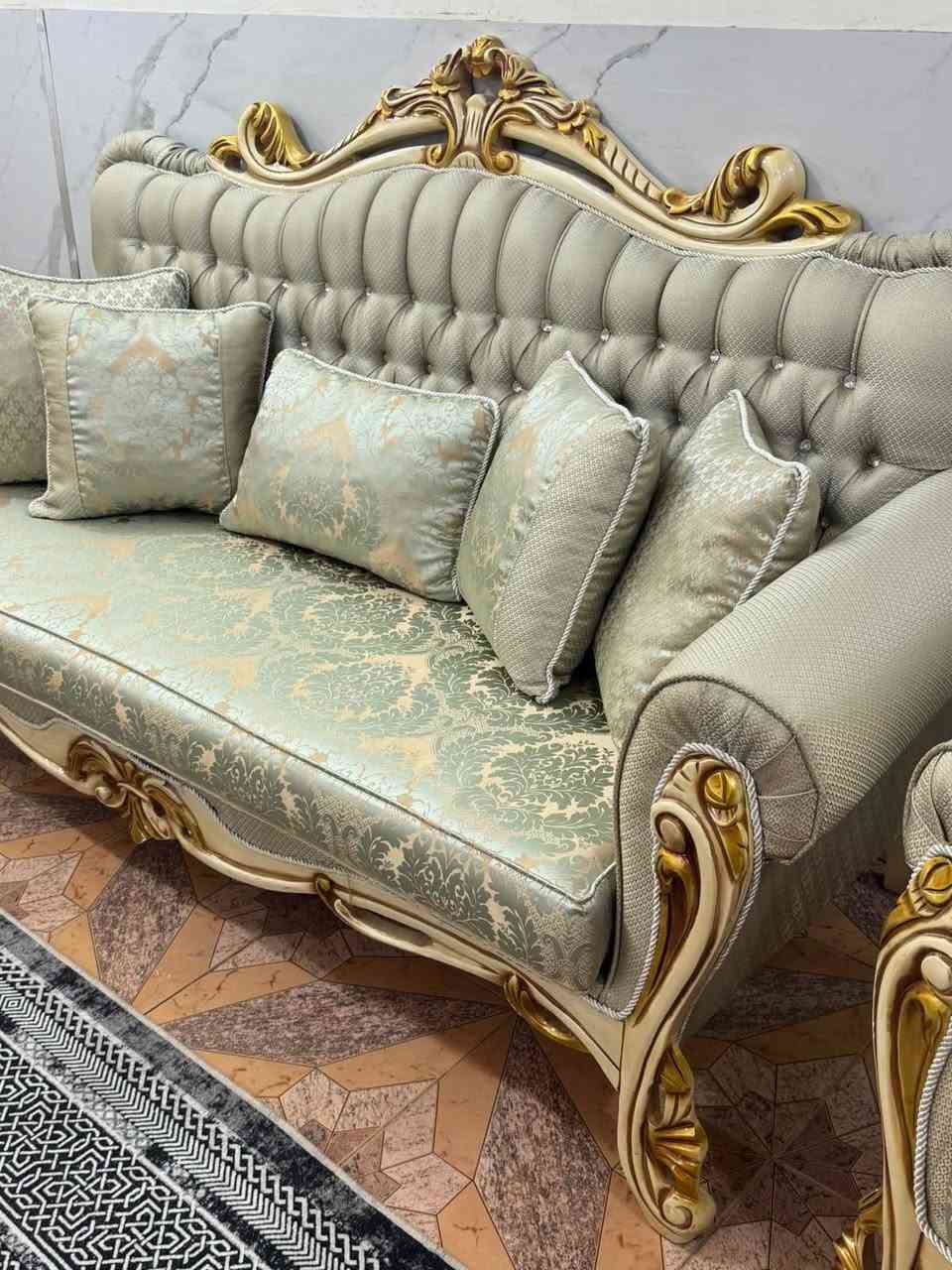 تخم زان تركي ١٠ مقعد مع ميز وسطي جديد استعمال قليل فول نضافه ***********
