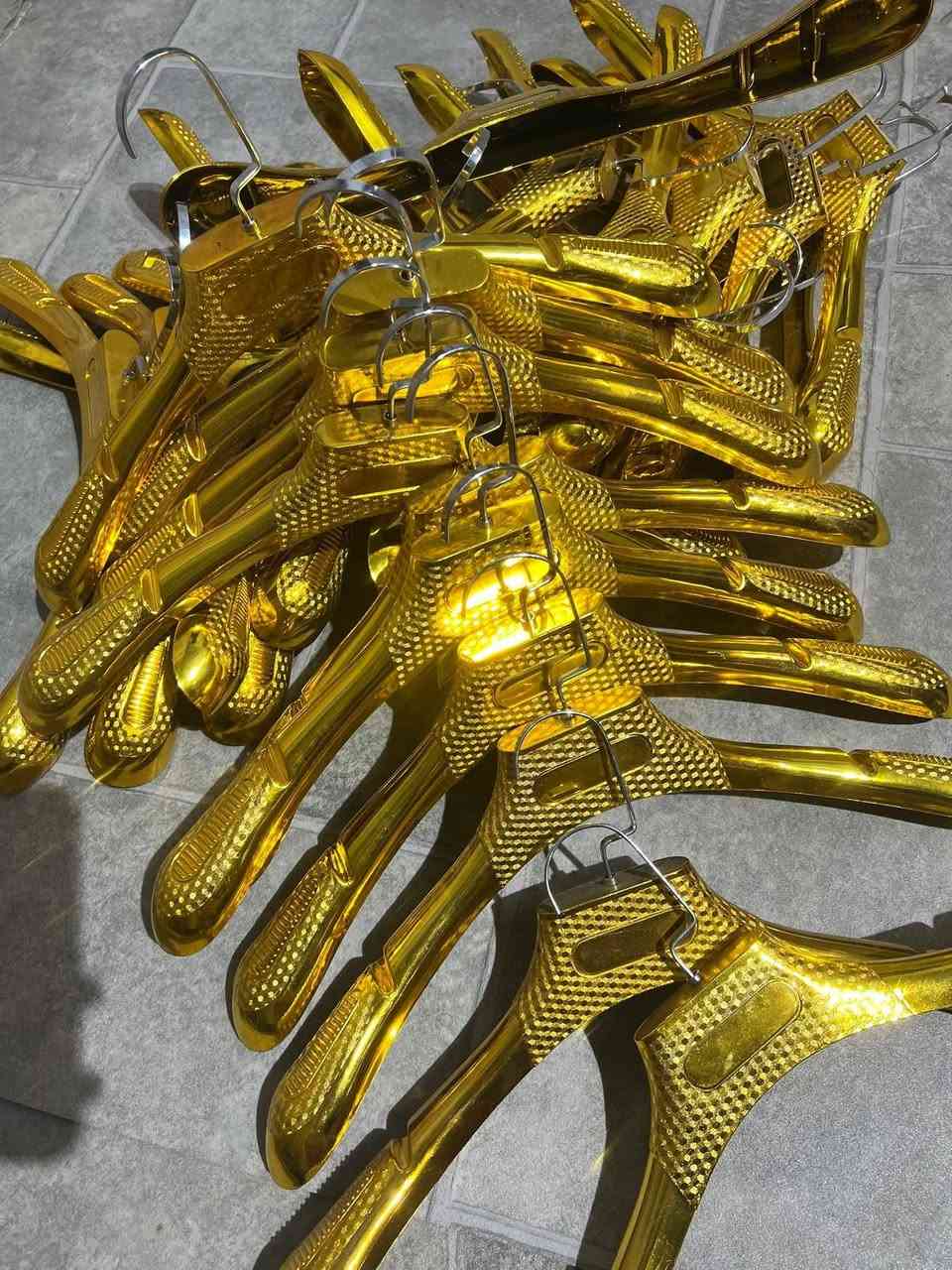 السلام عليكم  ستاند ملابس 3 قطع 
تعاليك 200 قطعه 
 

***********. واتساب
