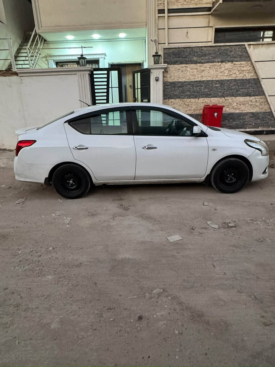 السلام عليكم سني هندي رقم بغداد بااسمي موديل 2020  مبدل مكينه جديده قبل 3 اشهر السياره تبريد شغال ومابيها اي نقص. مابيها لاضربه ولا صبغ فقط تكحيلات بسيطه بيها طخه بطرف البنيد  وبجاملغ الامامي مال سايق بلصور مبينه 
مكاني بغداد -الكرادة 
سعر 110وبيهاًمجال للشراي
***********
