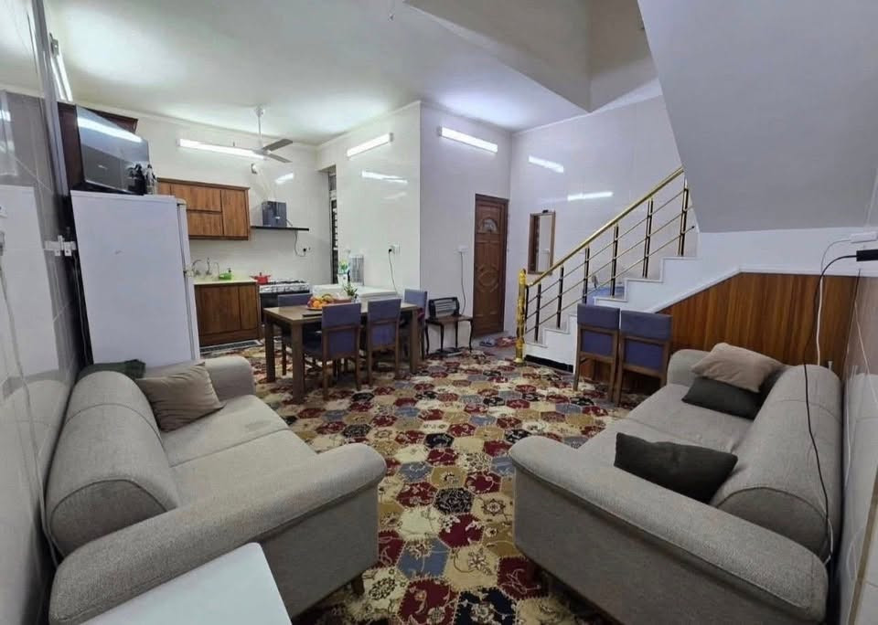 دار للبيع وبسعر مناسب🏠 الحريه البستان قرب صيدليه البهاء بناء حديث المساحة ٦٦
الواجهه 5ونص والنزال12
يحتوي مدخلين الى البيت صاله وهول ومطبخ وصحيات الطابق الارضي
والطابق الاول حولي غرفتين وصحيات
والطابق الثاني غرفه وحولي 
 للتواصل على الرقم فقط
***********
غير متواجد على الماسنجر
