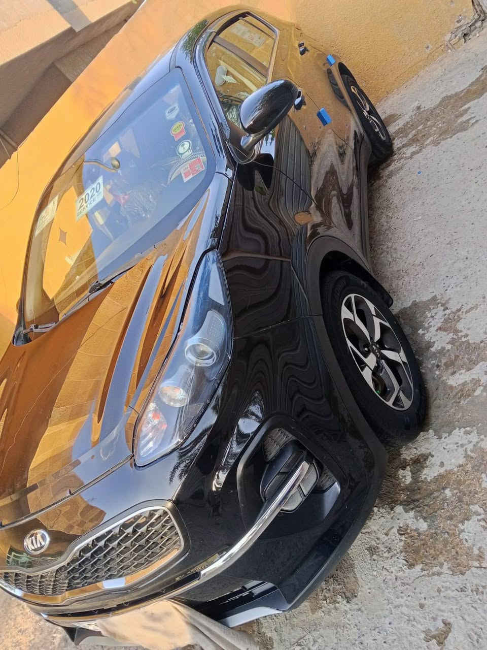 كيا سبورتج لون أسود رقم أربيل 
2020 جديدة ماشي 67 بسم صاحبه تحويل وكاله بنفس اليوم متصرف عليه ربع دينار فقط رسوم نقل الملكيه جاهزه هزه وسنويه وبراد كله جديد 
مواصفات السيارة نصف فول كير محرك GDI بشرط الفحص علسونار شاشه كبيره تحكم ستيرن جهتين تدفئه وتبريد ثلج ويه السويج حساسات اماميه خلفيه السيارة بصمه تشغيل كامره خلفيه دواره كشن كهرباء داخل كلش حلو ونضيف تخم دسكات اماميه خلفيه 
وتخم تاير جديد وصدر امامي خلفي جديد 
السيارة مال بيت وجاهزه من كلشي 
السيارة 5 ويل كب 
حادث السياره قبق الصندوق فقط
والباقي كفاله 
مكان السيارة بغداد الكرخ 
وسعر السيارة )(150 ( وبيه مجال شي بسيط 
رقم صاحب السيارة ***********///أبو عباس 
اخوان ئاني مكلف بنشر والله بغداد, العراق
