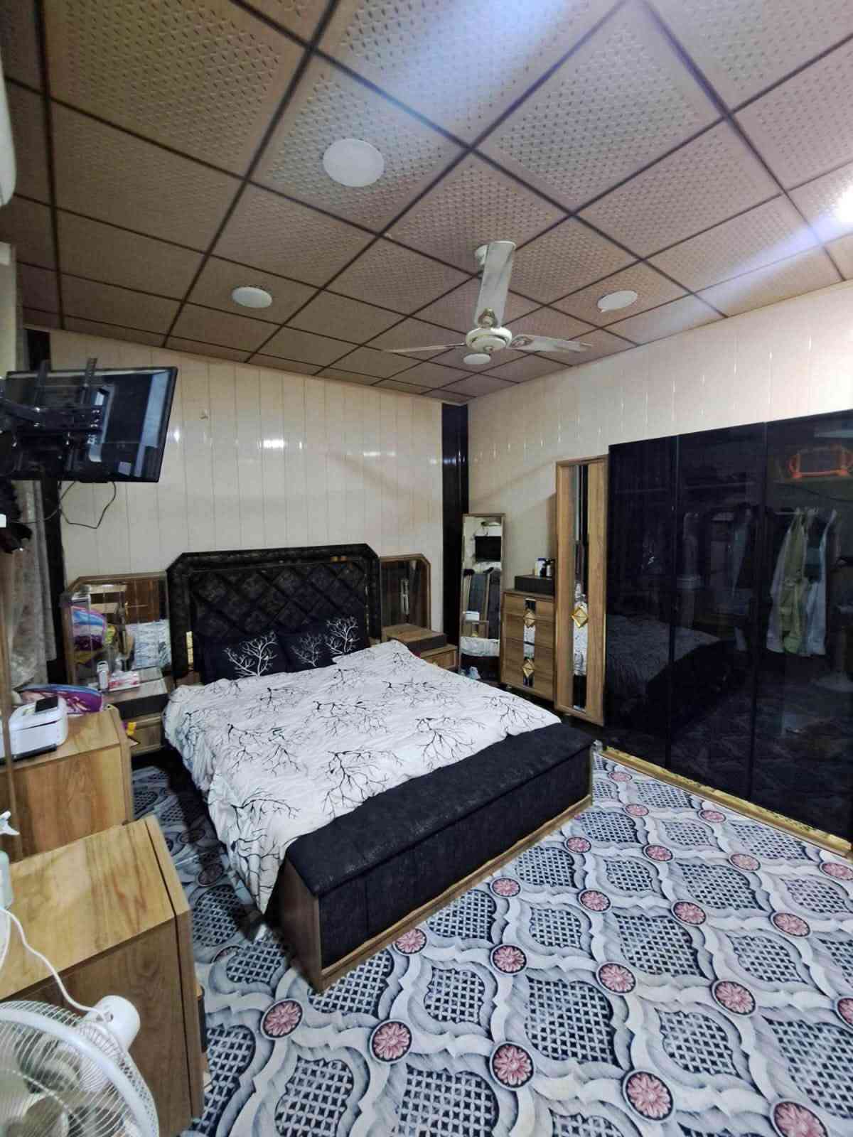 الدار للبيع بناء درجه اولى سنه 2020 في منطقة حي المهندسين المساحه: 105متر الواجهة 5,25 ونزال 20متر.  
الدار طابق ونص يتكون من استقبال وصاله ومطبخ وغرف عدد 2 وصحيات عدد 2
للاستفسار الاتصال على الرقم ***********
