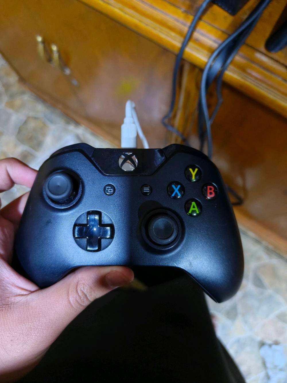 اكس بوكس 1 فات لوك ستيكر 500 جيجا بايت بي العاب كول اوف ديوتي وماين كرافت وبعد العاب مع يدتين وحده مال جهاز وثانيه مال سيريس س فقط اليده مال جهاز تشتغل على الواير شحن كلكسي اذا تحط لها بطاريات تشتغل وتطفي اعتقد يحتاج لها تنظيف بس مال سيريس شغاله بطاريات و واير 
السعر 140 وبي مجال للشراي***********