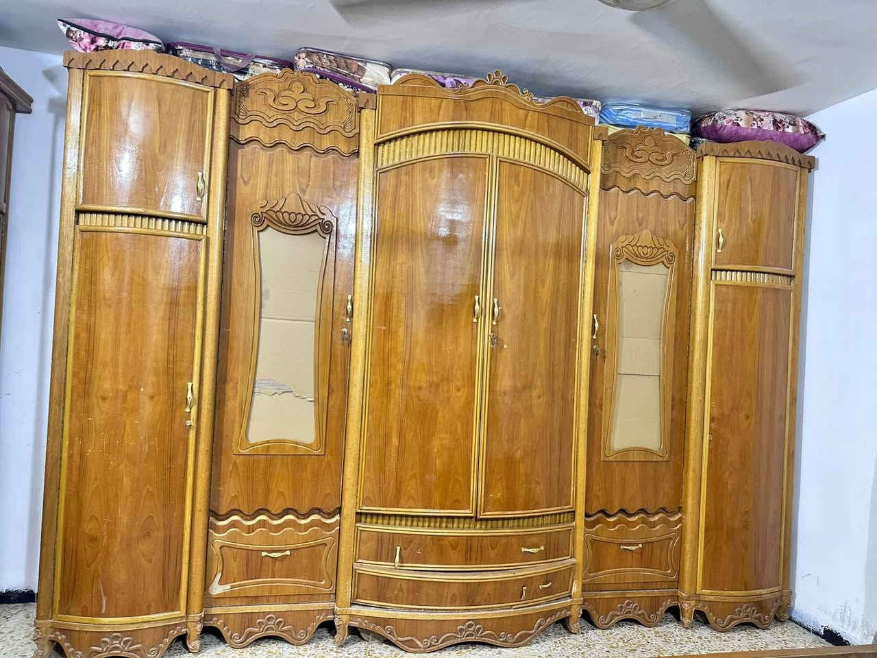 غرفة نوم • للبيع • السياسيين