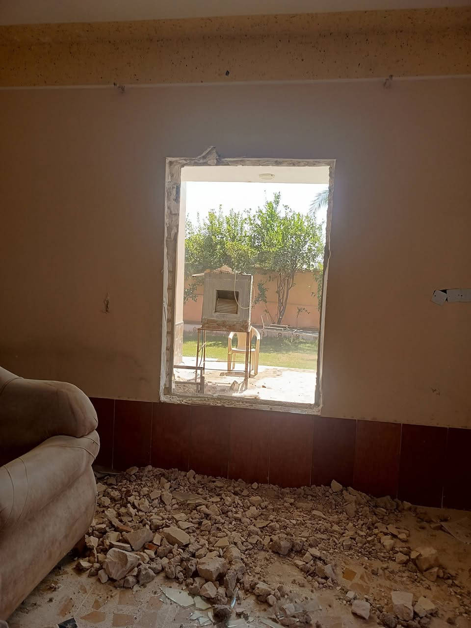 سلام عليكم
كادر متفرغ للتفليش 

توسعه ابواب شبابيك قص درج او مكان درج بالسقف 

تصفير ارضيات قبل الصب 

***********
