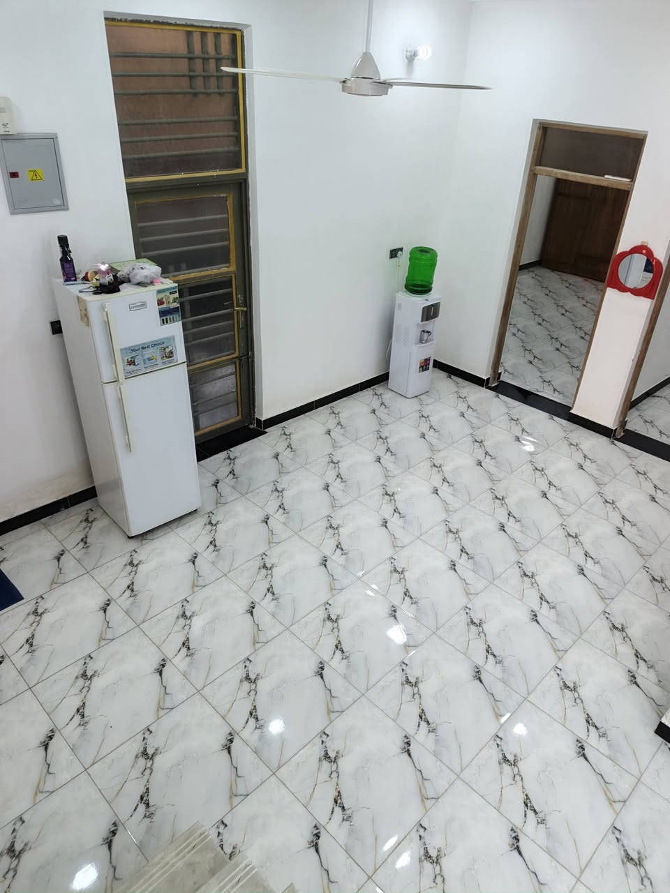 السلام عليكم بيت في حي الحكيم قرب معمل الاوكسجين البيت على شارع ٣٠ قرب صيدلية الشفيع البيت مساحته 175 البناء 2026 مرقم بلديه البيت يحتوي على غرفتين وصاله ومطبخ وستقبال وصحيات داخليه وخارجيه ويوجد في الطابق الثاني صاله كبيره وحمام للاستفسار اتصل على الرقم *********** أو واتساب السعر أدخل خاص
