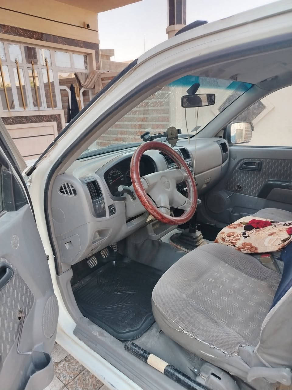 السلام عليكم لوف للبيع او مراوس رقم جديد محرك 4 سلندر بيهه منظومه غاز صدر جديد تخم تاير كله جديد مابيهه اي نقص رقم الهاتف *********** بي واتساب
