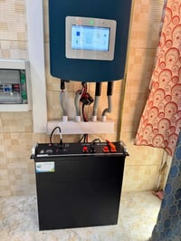 منظومة شمسية • انفرتر ٥ كيلوواط • بطارية ٥٫١٢kWh