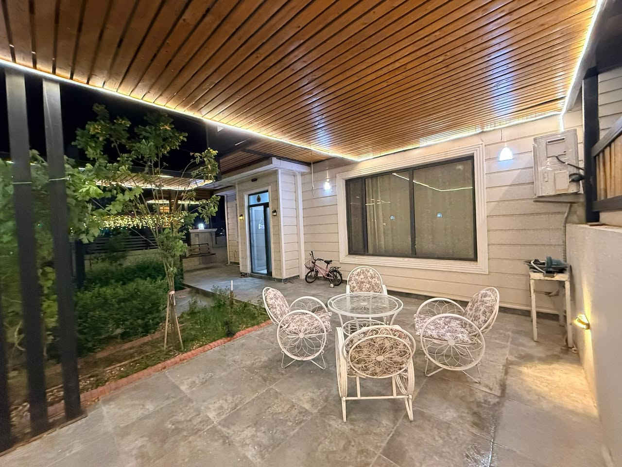 🏡 بيت للبيع في وند ستي – موقع مميز جداً 🔥

📍 الموقع: وند ستي – أول فلكة على اليمين  
📐 المساحة: 240 متر  
🧱 ركن – طابو صرف – بناء طابوق صغير  
💪 أساس رفت قوي وبناء شخصي بمواصفات عالية جداً

✨ مواصفات البيت:
▪️ الطابق الأول:
صالة كبيرة مع استقبال، مطبخ، غرفة نوم، صحيات، ومخزن صغير  
فول مغربي تركي (طلب شخصي) مع ديكورات فخمة وتشطيبات راقية  
الدرج ودوائر الشبابيك مرمر فاخر  
ألمنيوم عالي الجودة مع جامات للدرج

▪️ الطابق الثاني:
3 غرف نوم + صالة + صحيات + 2 بلكونة  
فول مغربي تركي وديكورات حديثة جداً

🌳 البيت يحتوي على:
✔️ كراج سيارة  
✔️ حديقة جميلة  
✔️ سقيفة خارجية مرتبة  
✔️ دبل تانكي 3000 لتر  
✔️ دبل ماطور بوستر صاعد ونازل

🛋️ إمكانية الاتفاق على شراء الملحقات مع صاحب الدار عند الشراء.

🔄 كما يوجد إمكانية مراوسة مع بيت 200 متر في وند ستي.

💰 السعر: 145 مليون و بيها مجال قليل ( و ماعدى مبلغ المطلوب. باقي على الشركة 5 دفاتر  بالشهر تدفع 700$ دولار. شهر دفع و شهر متدفع )

📞 للاستفسار أو الاتصال:
***********
