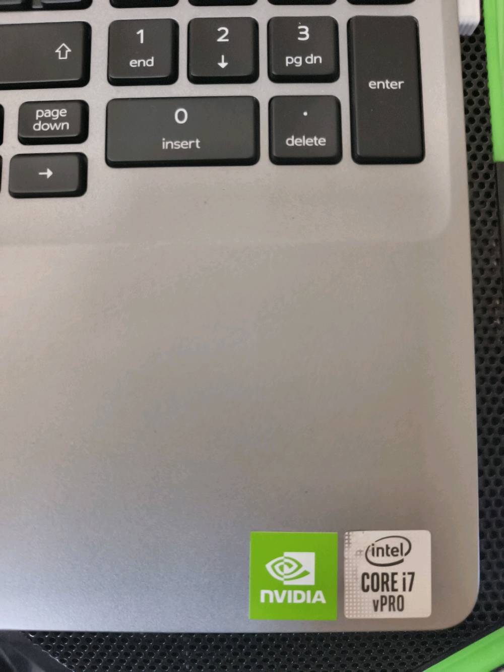 السلام عليكم.. للبيع المباشر لابتوب Dell Core i7 نظيف جداً ومواصفات راقية 💻
​الجهاز مخصص للشغل الثقيل، يفيدك كلش زين ببرامج المونتاج وتعديل الألوان مثل (DaVinci Resolve)، والبرامج الهندسية مثل (AutoCAD)، وحتى بالألعاب.
​المواصفات بالأرقام:
​المعالج: Intel Core i7.
​الرام (الذاكرة): 16GB كيكا بايت (بسرعة 2400 MHz) - الرام قطعة وحدة، وبيها منفذ ثاني فارغ يعني تكدر تطوره بعدين بكل سهولة.
​الهارد: SSD سريع جداً بفتح الويندوز والبرامج.
​كروت الشاشة (بي كرتين):
​الكرت الأول (الخارجي): NVIDIA Quadro P620 بذاكرة فعلية 4GB كيكا بايت (كرت قوي جداً ومخصص لمحطات العمل والرندر).
​الكرت الثاني (الداخلي): Intel UHD Graphics (للاستخدام العادي وتوفير شحن البطارية).
​الملحقات والأغراض:
​الجهاز اغراضه كاملة.
​شاحنة أصلية مال الوكالة.
​ساند (ستاند) تبريد أصلي بـ 5 مراوح قوية، يخلي الجهاز ثلج ويه الشغل والضغط العالي.
​السعر: 775 ألف دينار.