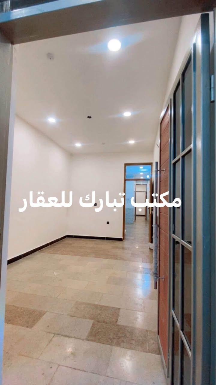 الدار للبيع 🏠مكتب تبارك للعقار 🏠
المساحة 64 م تون ❤️السعر ب174  مليون وبي مجال بسيط 
العنوان الشعب شارع الاسواق المركزية مقابيل كلية الامام الكاظم عليه السلام ❤️ موقع جيد 👌
يحتوي الطابق الارضي على كراج صغير  وخدمات خارجية واستقبال ومطبخ حار وبارد ومنور وخدمات وغرفة نوم 
ويحتوي الطابق الثاني على غرفتين نوم وخدمات وبيتونة وسطحين
للاستفسار اكثر يرجى الاتصال على الرقم التالي (متواجد هذا الرقم على الواتس اب والفايبر والماسنجر *********** )
او الاتصال على الرقم الاخر 
***********
او زيارة مكتب تبارك للعقار والمقاولات الكائن في شارع الاسواق المركزية قرب مطعم ميامي@أبرز المعجبين

نص مكتوب في الصور:
- مكتب تبارك للعقار