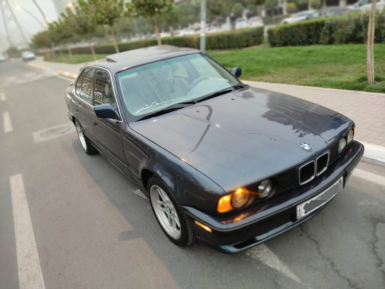 السلام عليكم BMW موديل 1990 كير عادي
سياره جديده بمعنى الكلمه غرفه مخمل اوف وايت كت كامل M حته دوس البانزين والكلج والبريك M سياره بدون ضربه فقط صبغ جماليه هزه وسنويه جدد بسمي تحويل ثاني يوم كير ومكينه خير من الله مكانه بغداد الامين ثانيه   *********** السعر 67 وبيه مجال واذا اكو مراوس افضل
