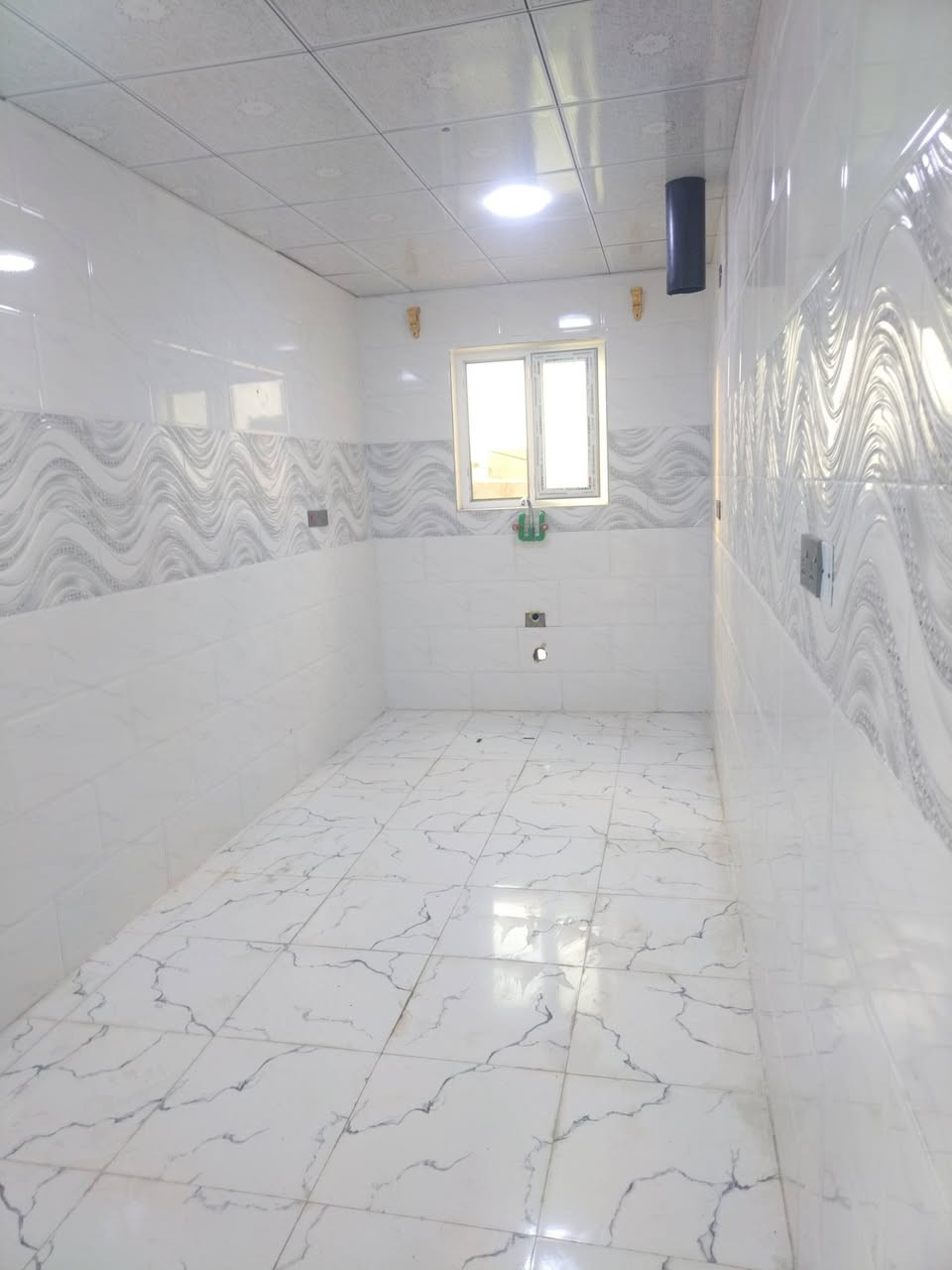 هيت الحي العسكري • طابق ثاني • درج معزول