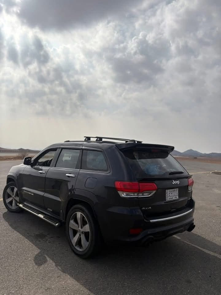 للبيع او مراوس جيب جراند شيروكي لمتد 2014 فول مواصفات
 ● محرك 3.6 VVT
 ● وارد أمريكي

 ● ممشى 190 ألف كم
 ● حادث سابق (جاملغات وبندي)
 ● شاشـةكبيره  + كاميرا خلفية + حساسات
 ● مقاعد جلد
 ● تدفئة وتبريد للمقاعد
 ● جنطة كهربائية
 ● فتحة سقف بانوراما 
 ● رقم بغداد وباسمي
ملاحظات:�يوجد شخط خفيف أسفل الباب الخلفي، وشخط بغطاء الجنطة تم صبغه على قدر الشخط فقط.
السيارة بحالة جيدة وجاهزة للفحص.
الموقع: بغداد
السعر:178.000  دولار قابل للتفاوض بالمعقول.
للاستفسار الاتصال على الرقم الموجود ***********
