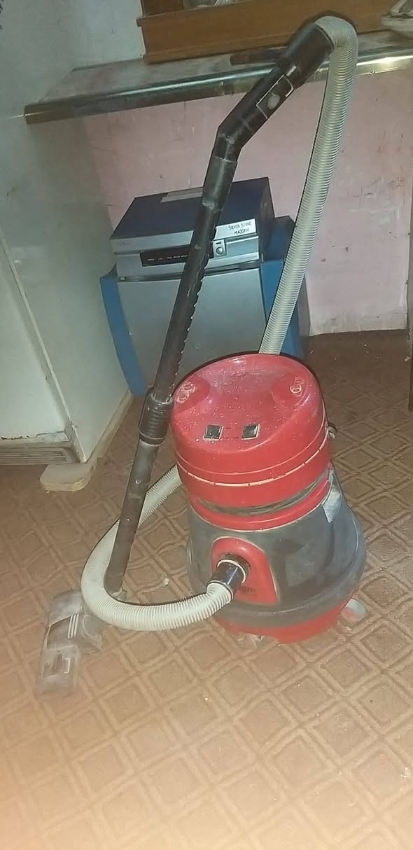 غراض بيت للبيع كلمن وسعره أسعار جدا مناسبه  عنوان حله شارع الحسينيه  رقم الهاتف ***********
