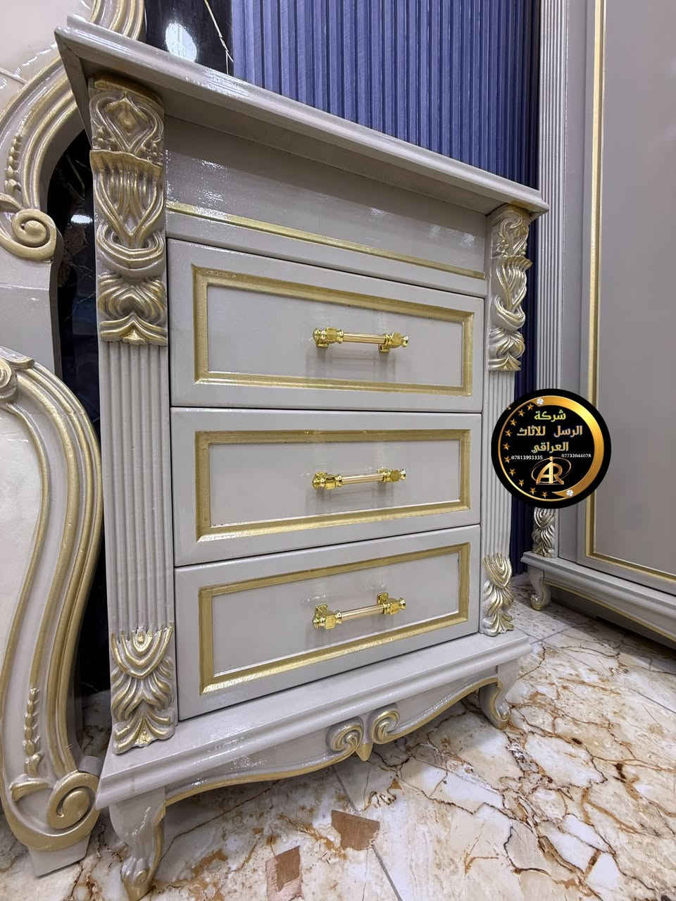 موديل المهيب 

نجاره عراقيه شغل درجه فاخره 

صبغ ونجاره شرط ظمآن 

الصبغ شرط حراري صبغ سيارات 

شرط اشد الغرفه بيتك  وطلع نجاره عليه من ناحيه 

الشغل والعمل والموصفات اذ مو نفس الكلام لا تستلمها 

تتكون من 11 قطعه 

كول الغرفه الهيكل خشب زان 

الأرجل خشب زان 

كفاسيج خشب زان ثقيل جداً 

خارج الكنتور 5 ملم ام دي اف 

الداخل اربعه ملم صاج طبيعي 

الظهر جرجوبه شد براغي 

قاطع الكنتور بلوك صاج 

السقف بلوك صاج 

ارتفاع الكنتور مترين و 80 

طول الكنتور 3امتار و 40 

عرض الزاويه 120 

كنتور معه زاويه الملابس اربع امتار و 60 

الزاويه بعمق الكنتور 

والارتفاع برتفاع الكنتور 

التخت 170 العرض والطول مترين 

كول هاي الموصفات توصلك شرط 

السعر 3ملايين و 750 💸💵💵💵

شركة الرسل للاثاث العراقي 

العنوان محافظة واسط قظاء العزيزية الشارع العام مجاور محطة وقود الدرزي 

خدمة نقل والشد مجاني إلى جميع محافظات العراق 

***********
***********

نص مكتوب في الصور:
- شركة الرسل للأثاث العراقي *********** ***********
- شركة الرسل للثاث العراقي *********** ***********
- شركة الرسل للاثاث العراقي *********** *********** A R
- شركة الرسل للأثاث العراقي *********** *********** AR