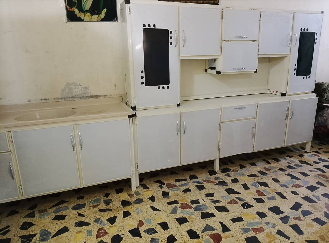 الكاونتر الاحمر مترين ونص والسنك متر ونص سعره 450 تسكام تكمه كاونتر البيجي 275 طباخ كرياز المصري 225 طباخ يونفرينسال مصري 190 طباخ اربع عيون 130 الثلاجه ب 150 والمجمده ب 140 اسعار بيها مجال بسيط مكان بغداد يوجد توصيل كروه داخل بغداد التواصل خاص او على الواتساب ***********
