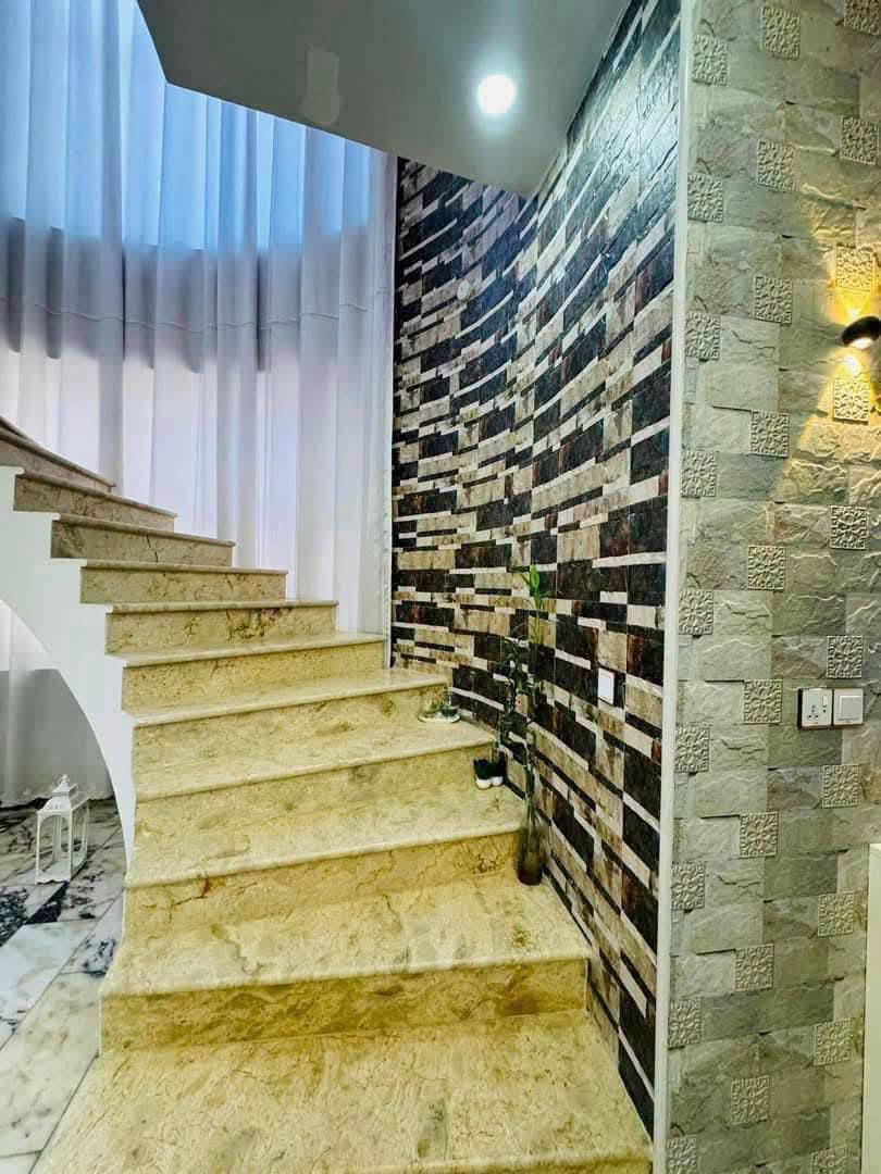 دار للبيع بناء حديث حله نادر الثانيه خلف معمل النسيج

مساحته 200متر طابو صرف

الواجهـــــــــة  10متر
النــــــــــــزال  20متر

طابقين ثلاث غرف نوم وصاله ومطبخ وحمام ومطبخ ومجمع صحيات وطارمه

عرض الشارع 15متر تبليط مجاري كافه الخدمات 

لـــلاســــتـــفـــســـار ***********
***********
مراجعة مكتب سومر للعقار نادر الاولى على الشارع الخدمي قرب حسينيه حنتوش
