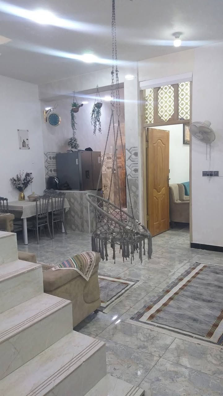 السلام عليكم دار سكن طابقين للبيع حديث البناء درجة اولئ في الكوت منطقة حي الحكيم الأولئ في الوائلية بالقرب من شارع الصب يقع على شارع 20م رئيسي مساحتة 140م طابقين البناء طابوق درجة اولى والسقف صب مسلح والارضية والجدران سيراميك ويتكون البيت من غرفتين نوم وصالة واستقبال ومطبخ وصحيات داخلية وخارجية ومرقم من قبل البلدية السعر 55 وبي مجال الاستفسار الاتصال على هذا الرقم ***********

