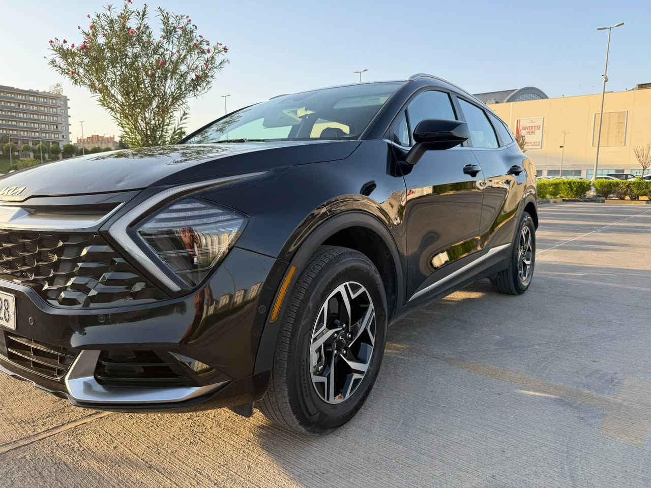 كيا سبورتج LX 2024
وارد امريكي ضرر فقط جاملغ بدون ايرباك

محرك 2500 تنفس طبيعي

دفع رباعي

ناقل حركة اوتماتيك 8 سرعات 

يحتوي على drive mode select

اوضاع القيادة (sport_smart_normal_snow)

   رادار امامي 

LED Headlights

LED Daytime Running Lights — DRL

 LED Tail Lights

 High Beam Assist

 مرايا خارجية كهربائية

    Color Touchscreen

 Wireless Apple CarPlay

 Wireless Android Auto

 عدادات رقمية 12.2 إنش LCD

 داخل العدادات توجد شاشة TFT بحجم 4.2 إنش

 قطعتين تبريد

    Cruise Control

 Electronic Parking Brake

شحن تايب سي ويو اس بي

 Remote Keyless Entry

المقاعد الامامية تدفئة

 قماش Cloth

 كرسي السائق يدوي 6 اتجاهات

 ارتفاع كرسي السائق قابل للتعديل

 كرسي الراكب الأمامي يدوي 4 اتجاهات

 المقاعد الخلفية 60/40

 المقاعد الخلفية قابلة للطي والانحناء.

    Forward Collision-Avoidance Assist

    نظام تجنب الاصطدام الأمامي

    يتعرف على السيارات والمشاة وراكبي الدراجات.

Lane Keeping Assist

    المحافظة على المسار.

Lane Following Assist

    متابعة المسار والمساعدة بالتوجيه.

Lane Departure Warning

   تحذير مغادرة المسار.

Driver Attention Warning

   تنبيه انتباه السائق.

Rear Occupant Alert

    تنبيه وجود شخص/شيء بالمقاعد الخلفية.

Rear Parking Distance Warning

    حساسات خلفية.

Rear View Monitor

    كاميرا خلفية مع خطوط توجيه.

ABS

 Traction Control

 Stability Control

 Hill-Start Assist

 Hill Descent Control

 فرامل قرصية على العجلات الأربع

 فرامل كهربائية Electronic Parking Brake.

السيارة مكانهة سليمانية 

السعر195 

***********
