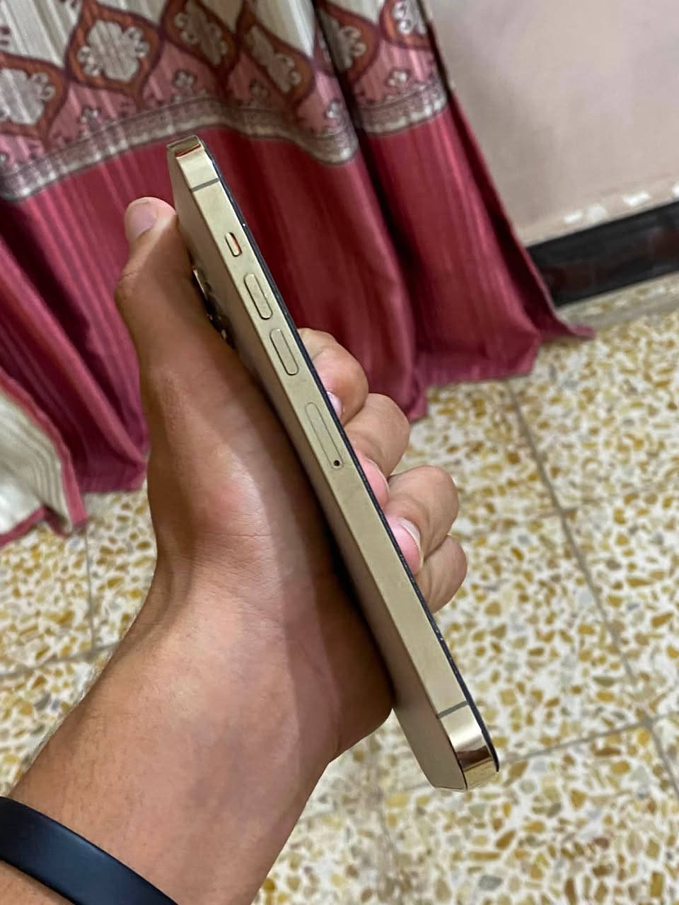 السلام عليكم
للبيع فقط 

ايفون 13برو ماكس  

لون ذهبي مميز 💛

ذاكره 256

بطاريه 85 بلاديه 

الجهاز مستبدل شاشه نوعيه حيل زينه

نضافه 1000

شخط مابي 

فيس ايدي ✅

كامرات ✅

سماعات ✅

هزاز✅

كلشي شغال ✅

السعر 🔥515بي مجال 

 مكان تكريت 

الاتصال***********
