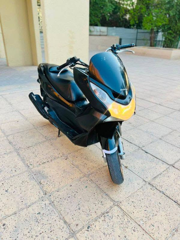 السلام عليكم للبيع دراجه pcxجيل الاول ماشيه37الف  دراجة  ماخذها رمبه الدراجه وأعلى ايدي حجم مكينه 150ياباني الاصلي دراجه جديده مال جناي وعلئ ايدي  
ياباني الاصلي دراجه كامله أستان كهربائي حساس ازدحام سويجات دراجه جديده الدراجه  احلا من الصور مال جناي المكان بغداد دراجة مكفوله اي نقص مابيه السعر مليون و100
وبيها مجال بسيط  
اي استفسار***********
