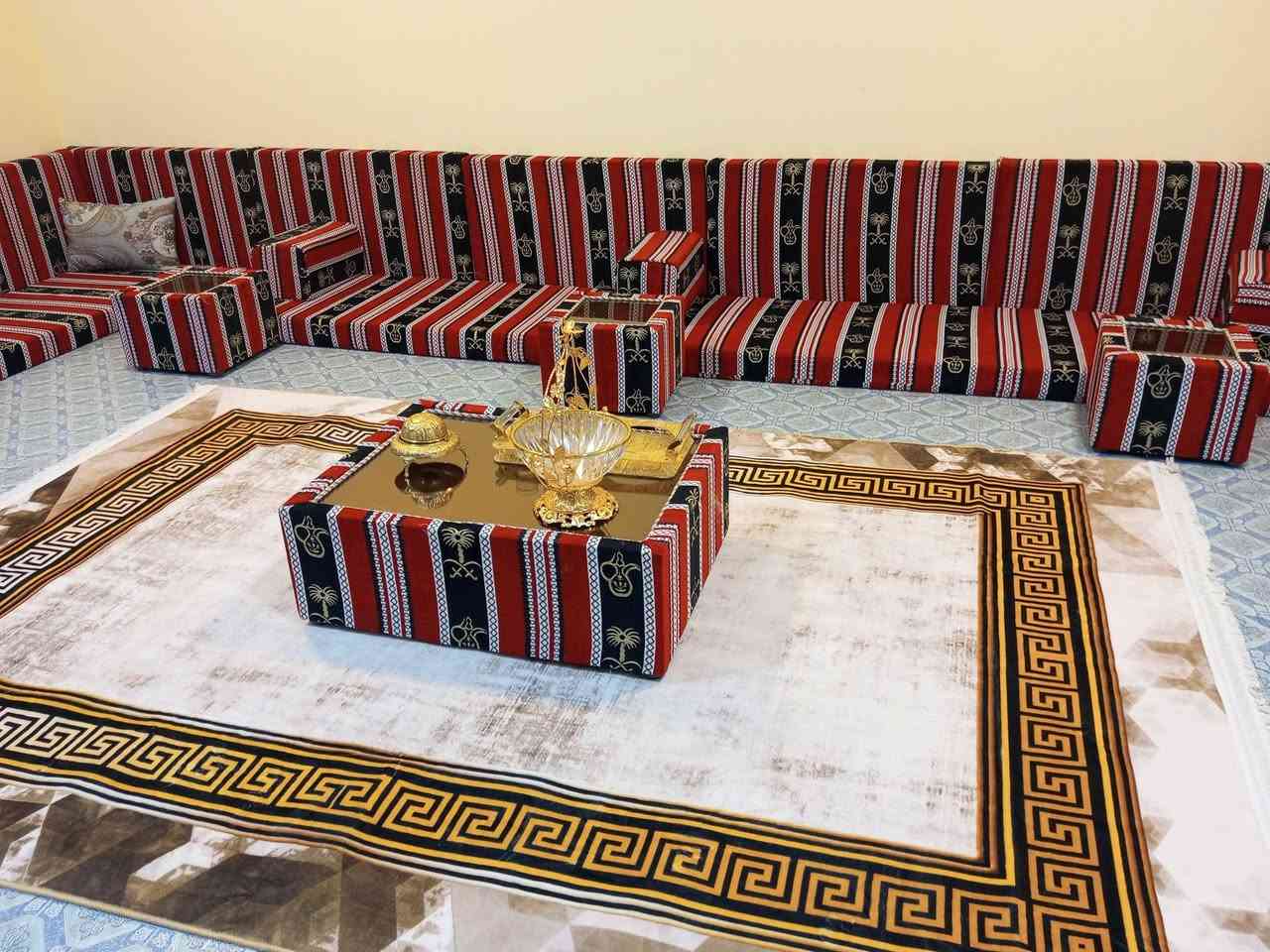 السلام عليكم جلسة عربية اخت الجديدة مع سيت طبلات وكوشات  9م حرف L.   سعرها ٣٠٠ الف. قفل مكاني النجيبية  ***********

