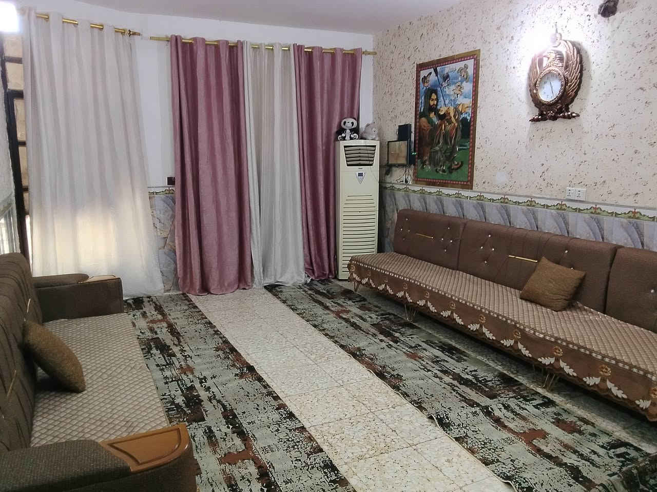 بيت للبيع او مراوس الزعفرانيه شارع الزوراء يم اسواق الباشه او اسواق الورده بيت ركن على شارعين رابع فرع عن الشارع العام يم الجسر الجديد اسواق مريم مساحه البيت ١٦٠م طابق ونص اريع غرف نوم صاله عدد ٢ حمام عدد ٢  استقبال ومطبخ ومنور وترك خلف البيت كراج كبير زراعي قرار ١١٧ماشيه معامله تطويب رقم وتاريخ مستلم السعر ١٢٠ مليون وبي مجال للشراي البيت نضيف جدا رقم الهاتف ***********وتساب موجود

