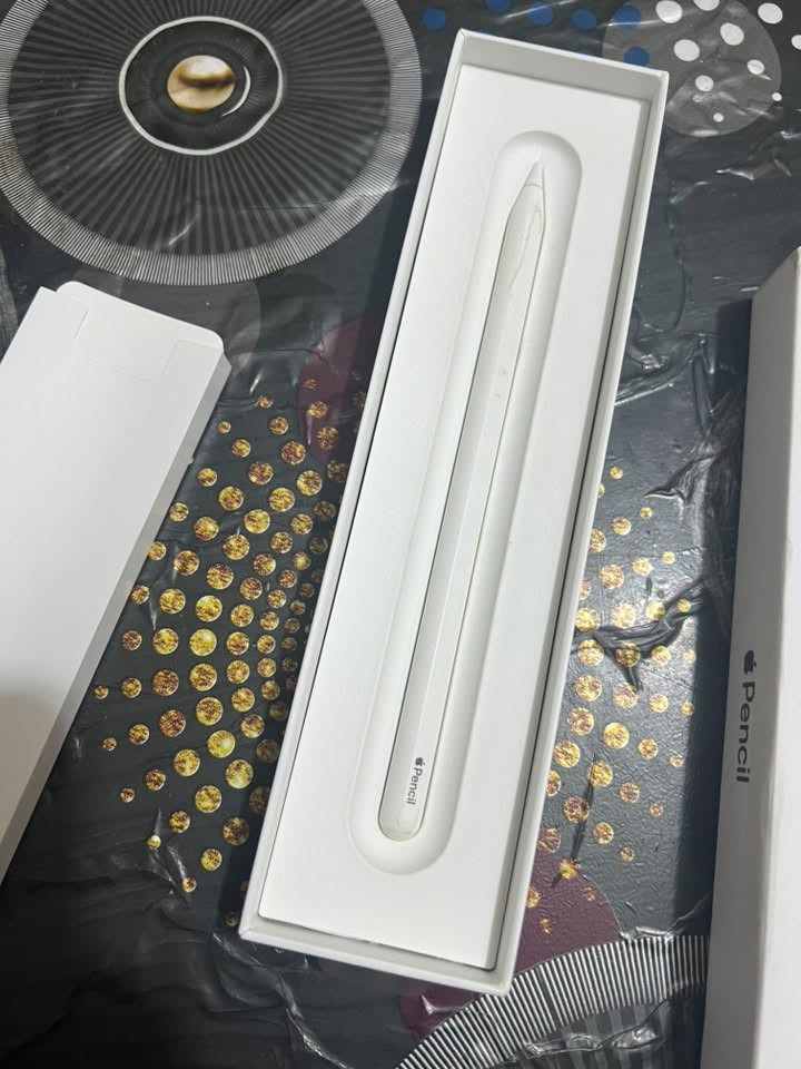 للبيع: قلم أبل الأصلي (الجيل الثاني - Apple Pencil 2nd Generation) 
الحالة: مستعمل بحالة ممتازة ونظيف جداً، شغال 100% وبدون أي مشاكل.
 الملحقات: يأتي مع كارتونه وملحقاته الأصلية بالكامل.
 المميزات: يدعم الشحن المغناطيسي والاقتران السريع، مع خاصية النقر المزدوج للتبديل بين أدوات الرسم والكتابة.
 التوافق: يعمل مع أجهزة iPad Pro وiPad Air (الجيل 4 و5) وiPad mini 6.
السعر المطلوب: 100,000 دينار عراقي (قابل للتفاوض البسيط للجادين).

واتس اب ***********

