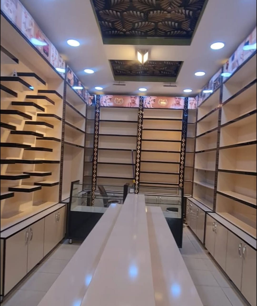 سلام عليكم
عارضات محل عاموديه وفاترينات ابيع شلعه وحده كل الموجود في المنشور
المكان النجف الاشرف المدينة المائية 
للاستفسار الاتصال 
***********
