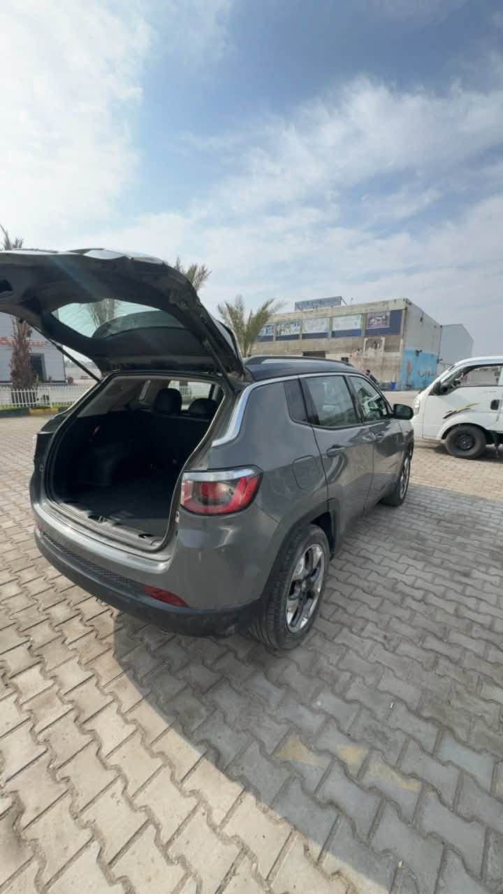 جيب كومباس (Jeep Compass) موديل 2020 - فئة Limited
السيارة بحالة ممتازة جداً ونظيفه، ومواصفات عالية (بدون فتحة سقف / سلايد روف).
🔹 المواصفات والتفاصيل:
 الموديل: 2020
 الفئة: Limited
 
 المحرك: (2.4L) تيبرو
 العداد (الماشية): (67 الف كيلو)
  بيها الجاملغ اليمنى  تبديل الباقي كلين
 الرقم بغداد
✨ المميزات:
 شاشة كبيرة مع نظام أبل كاربلاي وأندرويد أوتو
 كاميرا خلفية 
 كشنات جلد كهربائية مع تدفئة
 تكييف ثنائي المنطقة (Dual Zone)
 تحكم استيرن كامل ومثبت سرعتة
 بصمة تشغيل وبصمة أبواب
 إضاءة LED نهارية 
 الدعاميات والرنجات المميزة الخاصة بفئة الليمتد
💰 السعر: ( 163 ورقة وبيها مجال بسيط)
📍 مكان السيارة: بغداد
📞 للاتصال أو الاستفسار 
***********
***********
