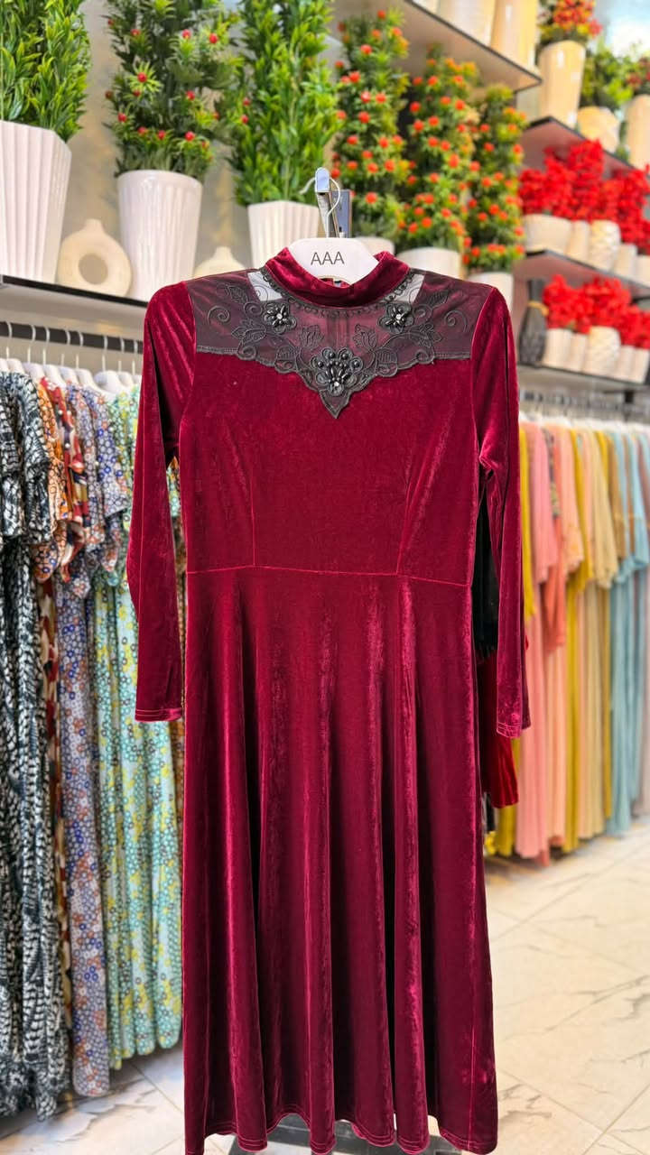 فساتين مناسبات وطلعه 👗👌
الاسعار من ال 5 الف إلى ال 15 أغلى قطعه 
العنوان سوق سومر بعد الاستداره الثانيه ب 50 متر على اليمين
