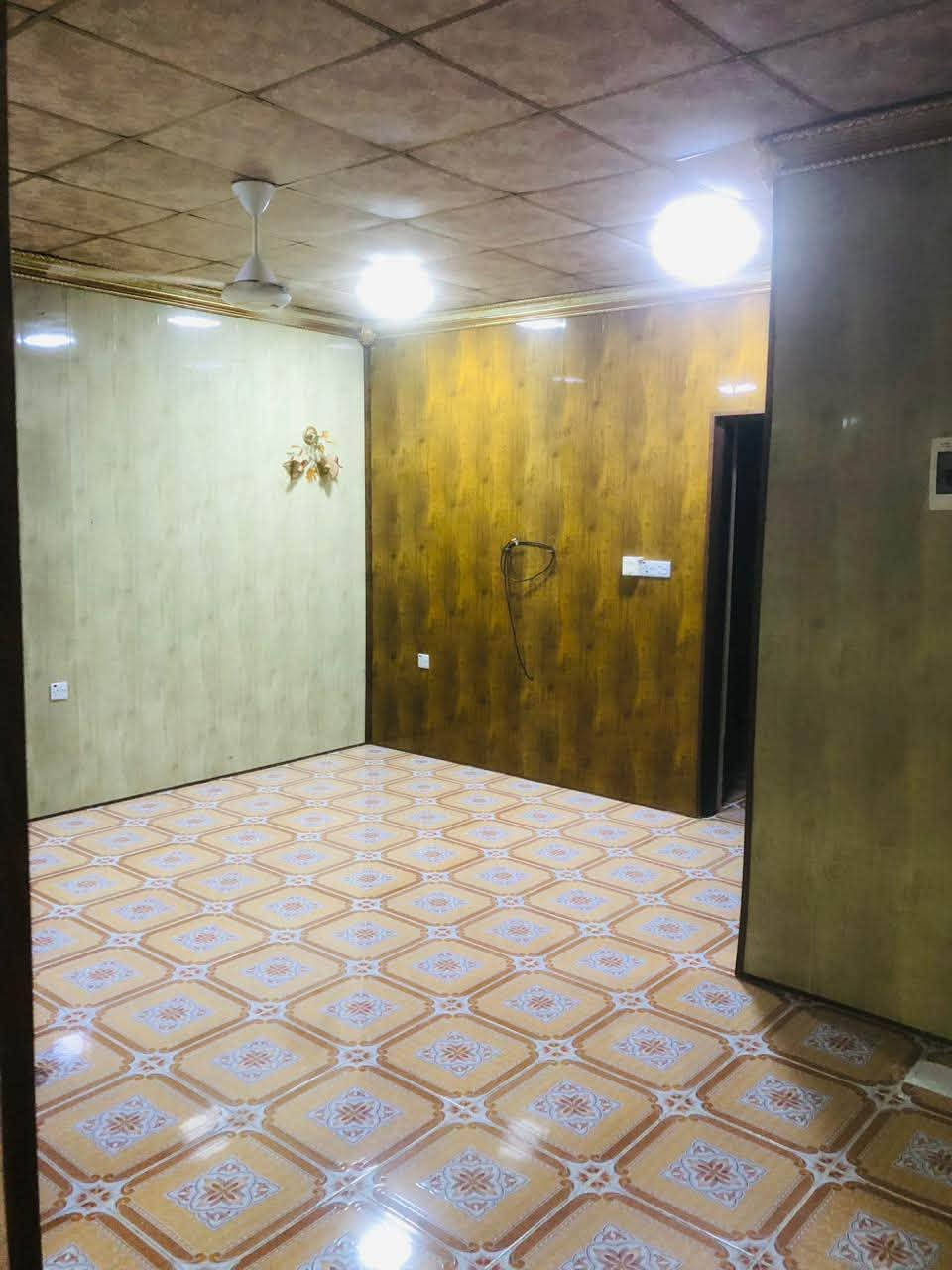 السلام عليكم،
لدينا هذا المنزل للبيع، مساحته 150 مترًا مربعًا، ومعه أرض مساحتها 150 مترًا مربعًا من الخلف.

يتكوّن المنزل من:

استقبال 

غرفتين نوم

صالة كبيرة

مطبخ

مكسوّ بالكامل بالسيراميك

يحتوي على مكيفين سبليت

يوجد معه كاونتر مطبخ

فرع صب

عنوان حي عسکري ئاو بارە

سعر 50 معامله

***********
