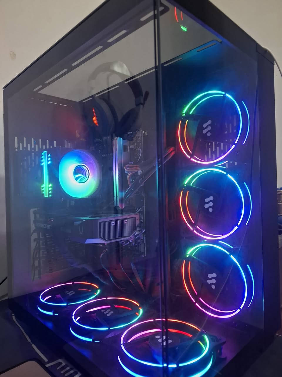 للبيع كامل ما ابيع قطع

🖥️ مواصفات الكيس (PC Gaming Build):
 * المعالج (CPU): Intel Core i5-14400F Tray
 * مبرد المعالج (CPU Cooler): LOVINGCOOL LC-R90 (4 Heatpipes / 90mm Fan / RGB)
 * كرت الشاشة (GPU): ZOTAC GAMING GeForce RTX 5050 Twin Edge 8GB GDDR6
 * اللوحة الأم (Motherboard): ASUS PRIME B760M-K D4
 * الذاكرة العشوائية (RAM): Asgard 32GB (DDR4 3200MHz)
 * التخزين الرئيسي (SSD 1): ADATA 1TB SSD
 * التخزين الثانوي (SSD 2): Lexar 256GB SSD
 * مزود الطاقة (Power Supply): Cooler Master 550W
🖥️ الشاشة ومحولة الكهرباء (Display & UPS):
 * الشاشة (Monitor): MSI 27" (2K Resolution / 180Hz / 0.5ms Response Time)
 * جهاز UPS: 2KV Offline
⌨️ الملحقات والأكسسوارات (Peripherals):
 * السماعات (Speakers): ONIKUMA L1 2-in-1 (10W / Bluetooth / USB / RGB)
 * الكيبورد: HYSD RGB Keyboard
 * الماوس: Razer Mouse
 * الماوس باد: Large Mouse Pad
توصيل ماعندي تجي تفحص وتاخذها وبخدمتك مكاني نجف
***********
السعر: 1500
