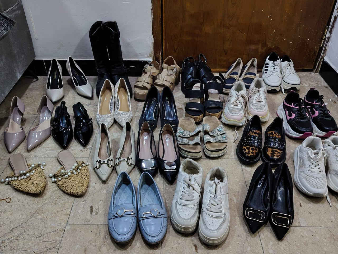 السلام عليكم احذيه للبيع سعر حذاء الكعب ب8 آلاف والي تأخذ كميه آلهة تخفيض
والبوتين والشحاطات ب5 آلاف  يابلااااااش 

رقم***********
