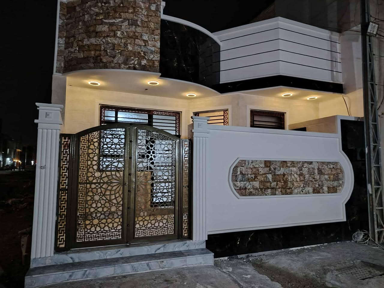 السلام عليكم دار للبيع بلبوبيات مجمع ال ثابت السكني مساحته ١٢٨ متر  يحتوي على غرفه كبيره واستقبال وصاله ومطبخ حار وبارد وصحيات ومنور الطابق الثاني صاله عله عرض البيت وحمام عامود ٤٥ المجمع خدمات كامله تبليط مي مجاري كهرباء قريب للأمام ٣دقايق بسياره السعر ب١٧٠ 

للإستفسار رقم ابو البيت ***********
